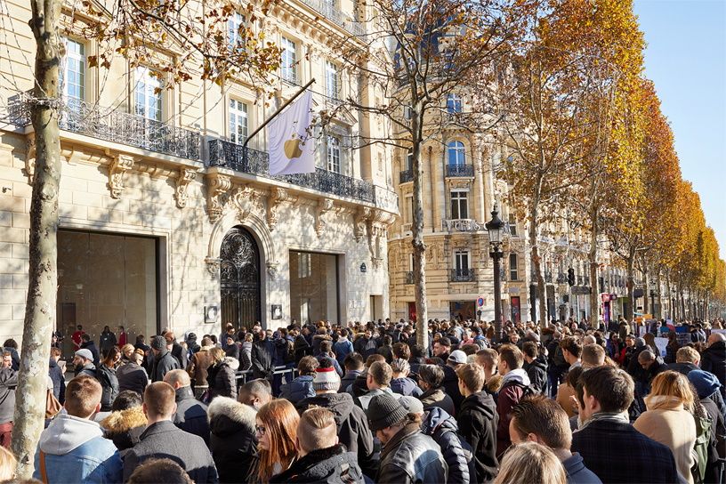 Crowds of customers outside of Apple Champs-Élysées.