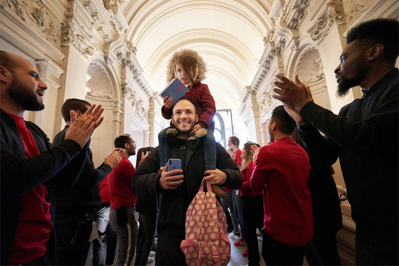 Miembros del equipo Apple saludan a los clientes en Apple Champs-Élysées.
