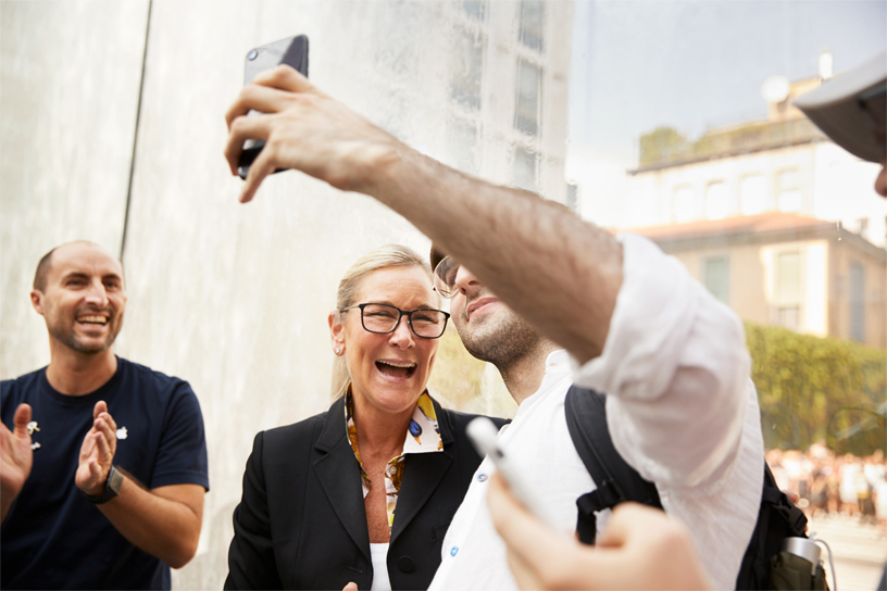 Apple’s senior vice president of Retail, Angela Ahrendts, welcomes customers inside the glass fountain entrance.
