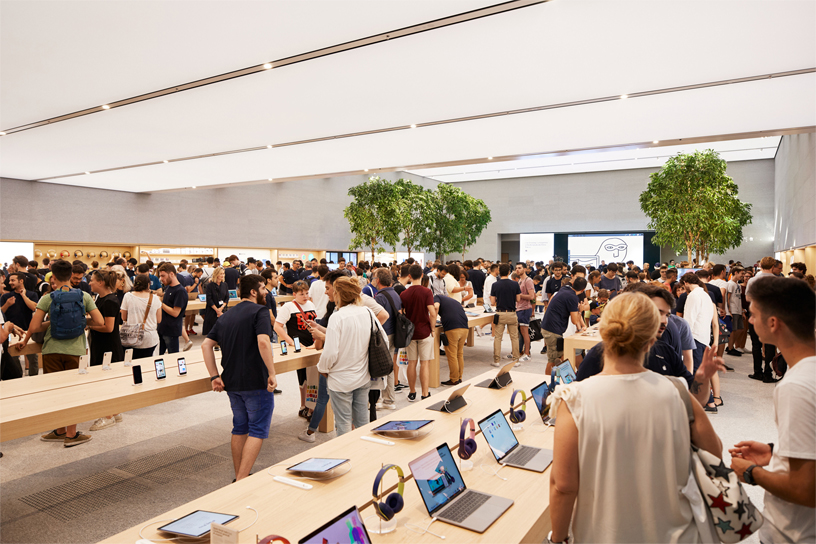Customers fill the floor inside Apple Piazza Liberty.