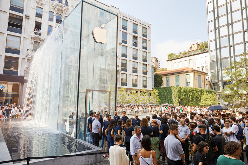 Miles de clientes se congregan en Apple Piazza Liberty el día de su inauguración.