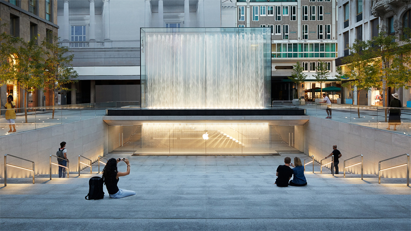 The outdoor amphitheatre leading to the entrance of Apple Piazza Liberty.