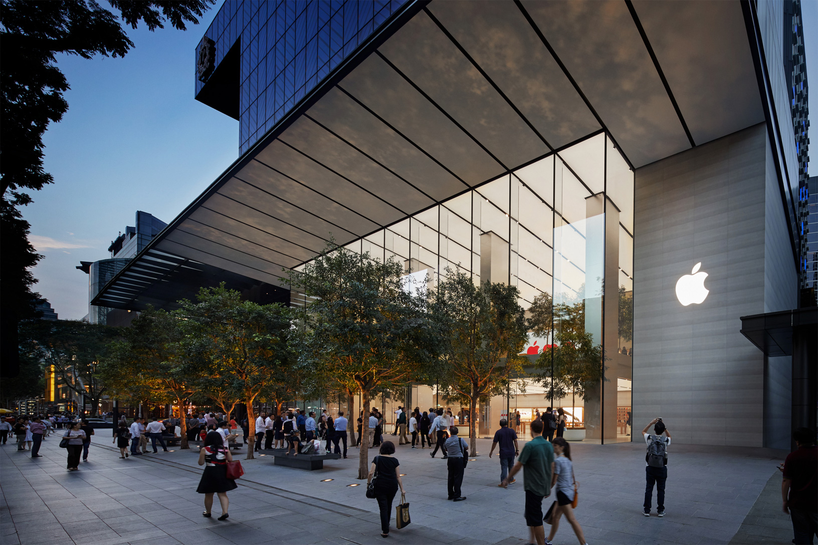 Apple Orchard Road opens in Singapore Apple (SG)