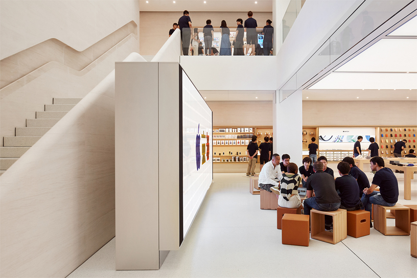 Innenansicht von Apple Kyoto mit mehrstöckigem Atrium.