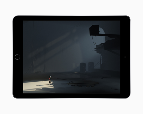 Playdead’s INSIDEパズルゲームの暗い、洞窟のような建物の中のキャラクターのスクリーンショットを表示するiPad