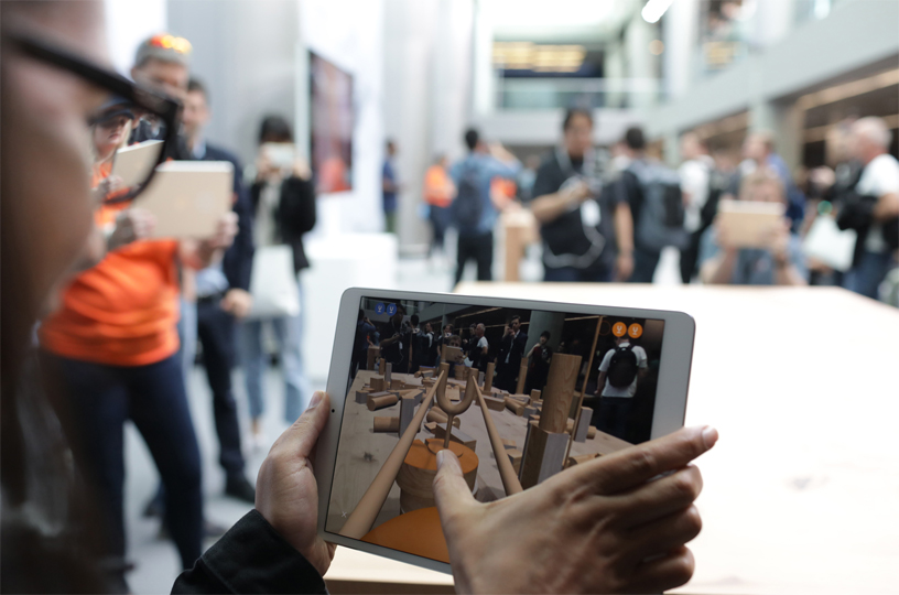 화면에서 AR 경험을 이용해 SwiftShort을 플레이 중인 iPad 사용자