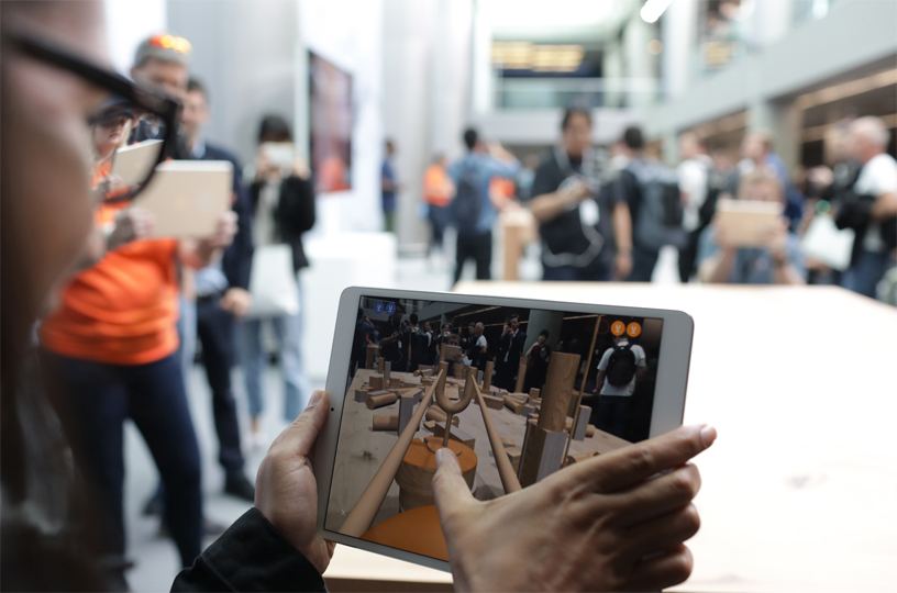 iPadの画面上でAR体験が可能なSwiftShotをプレイするWWDC参加者。