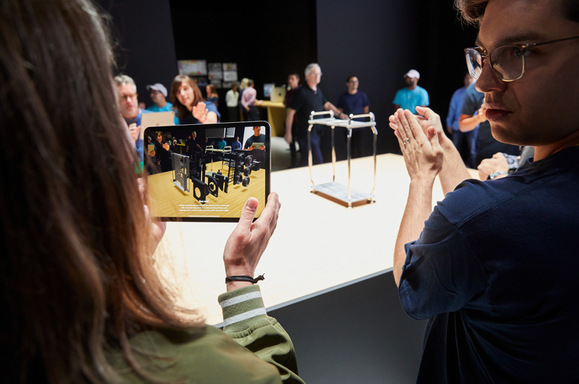 Convidados da WWDC conferem realidade aumentada na tela do iPad.