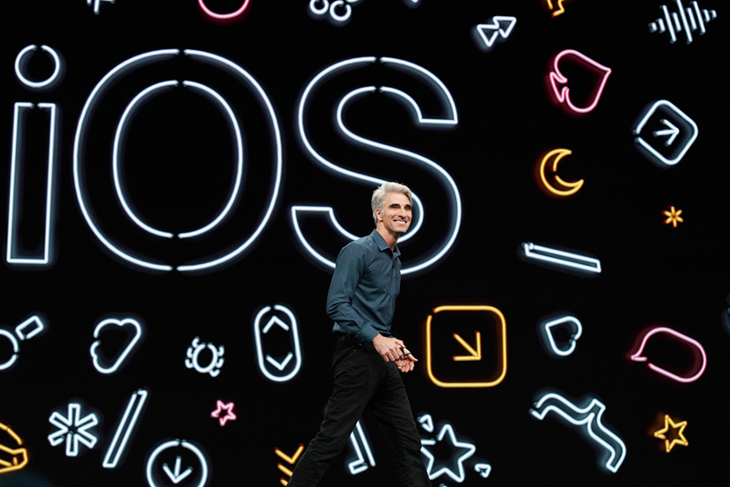 WWDC 2019のステージに立ち、iOS 13を紹介するクレイグ・フェデリギ。