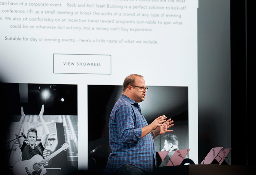توبي باترسون على المسرح في WWDC 2019.