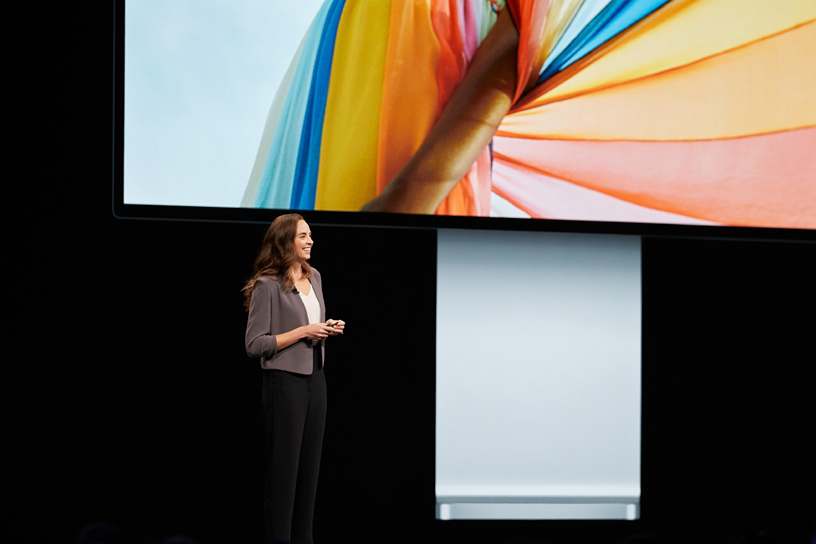 Colleen Novielli no palco da WWDC 2019.