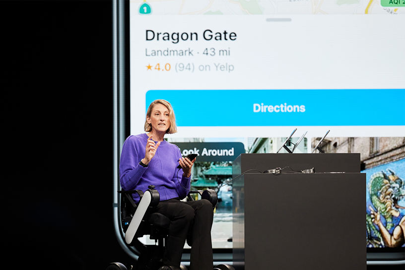 Meg Frost demonstra a nova experiência do app Mapas no palco da WWDC 2019.