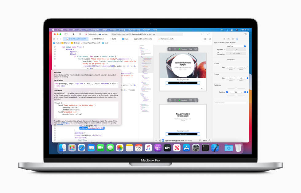 بيئة Xcode البرمجية معروضة على MacBook Pro.