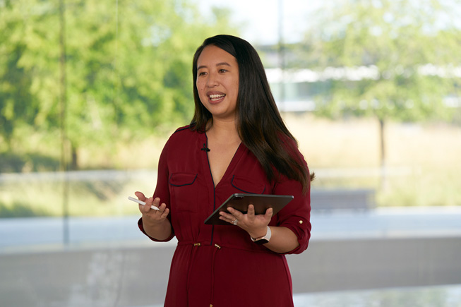 Jenny Chen fait une démonstration d’écriture manuscrite sur l’iPad Pro lors de la WWDC20. 