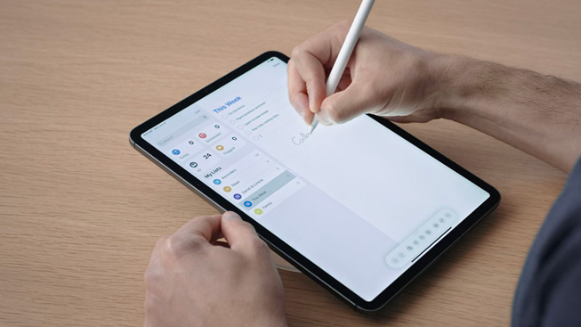 Apple Pencil을 손에 들고, 사용자가 iPad Pro에 텍스트를 입력한다.