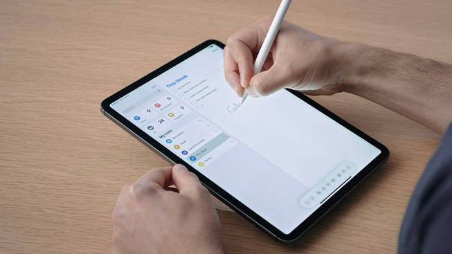 مستخدم يدخل نصاً على جهاز iPad Pro باستخدام Apple Pencil. 