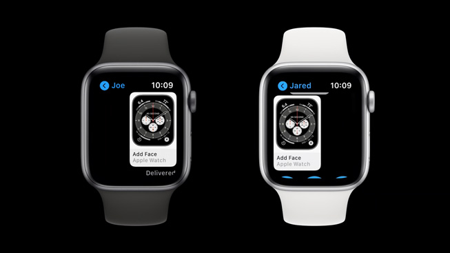 한 대의 Apple Watch Series 5가 또 다른 Apple Watch Series 5와 시계 페이스를 공유하고 있다.
