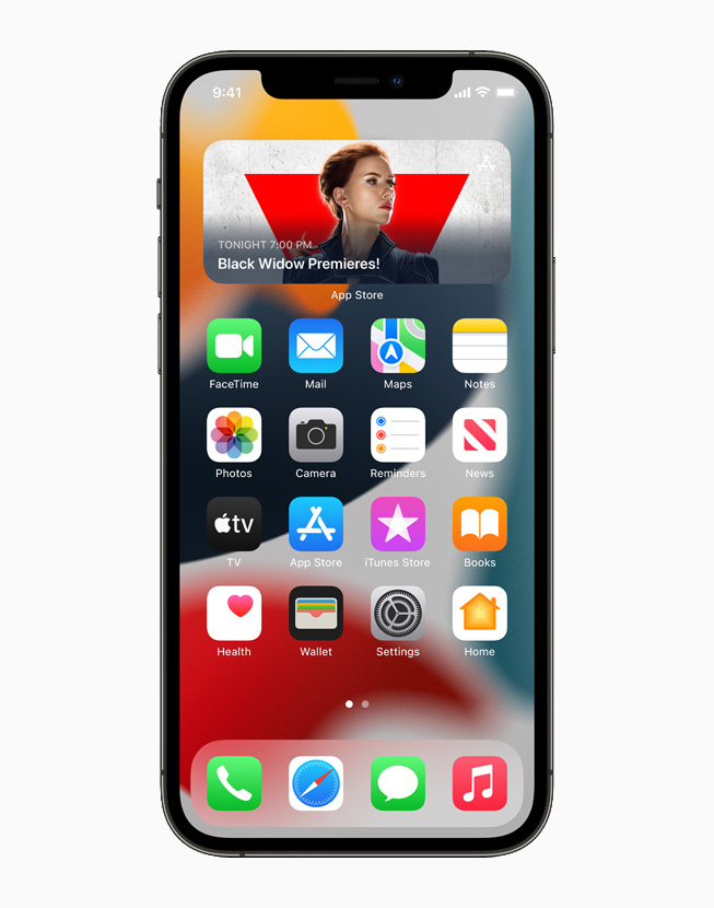 Un iPhone 12 Pro con widget ridisegnati nella schermata Home in iOS 15.