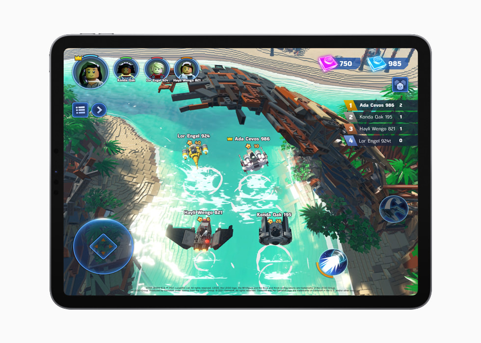 シルバーのiPad Proで実行している「LEGO® Star Wars™: Castaways」。