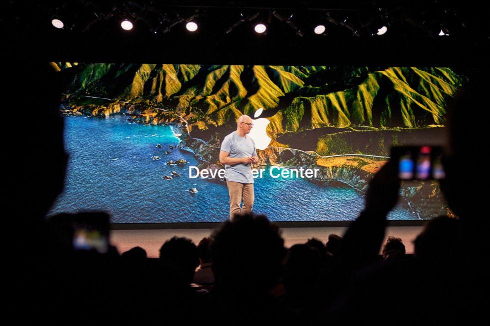 Apple Developer Center의 최첨단 방송 스튜디오인 Big Sur에서 테크 에반젤리스트인 조시 티스버리.