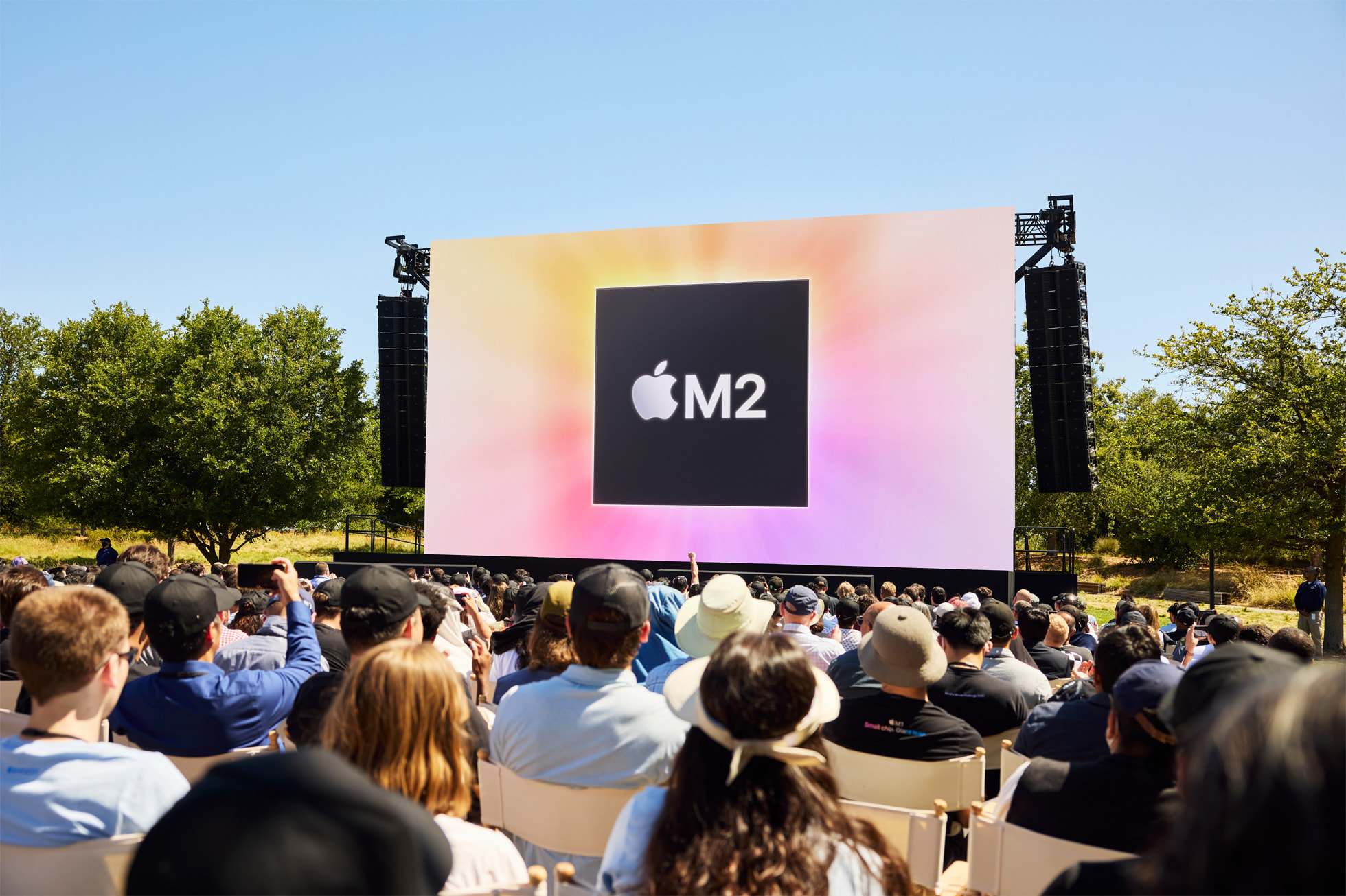 開發者們在 Apple Park 觀賞 M2 發表。