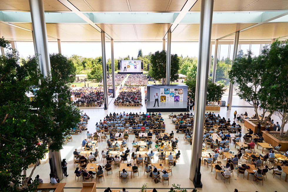 Apple Park에서 iOS 16 공개를 지켜보는 WWDC22 참석자들.