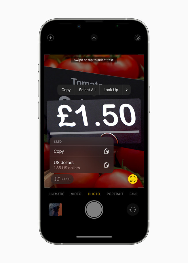 Livetext som konverterar ett pris från brittiska pund till USD visas på iPhone 13 Pro.