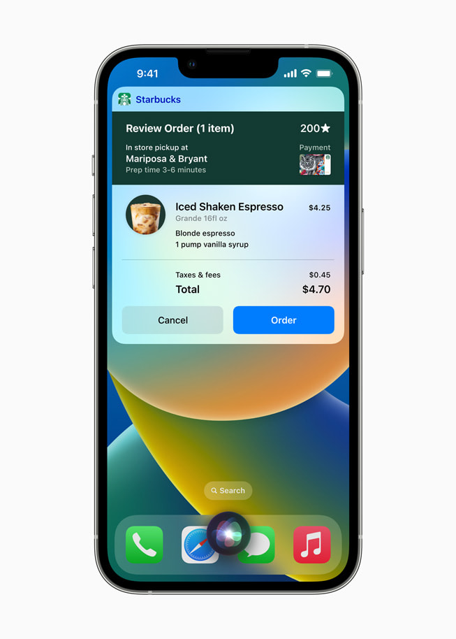 ภาพ Siri กำลังเรียกใช้แอป Starbucks กำลังแสดงอยู่บน iPhone 13 Pro