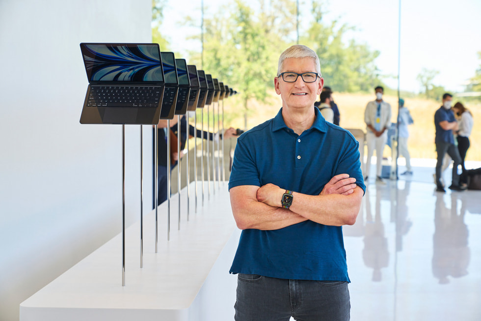 팀 쿡이 Steve Jobs Theater에서 새로운 MacBook Air 미드나이트를 WWDC22 참석자들에게 선보이고 있다.