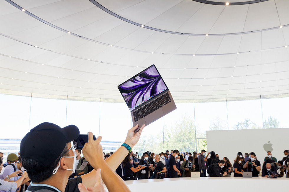 Un participant à la WWDC22 photographié avec le nouveau MacBook Air.
