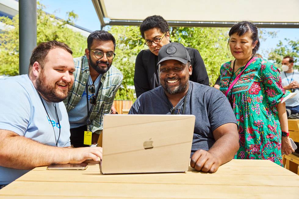 Apple Park에서 한 무리의 WWDC22 참석자들을 위해 시연하고 있는 Apple 엔지니어.