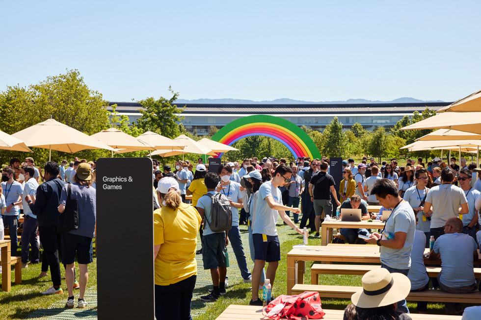 Des participants à la WWDC22 lors d’une session de rencontres des équipes Apple, à l’Apple Park.