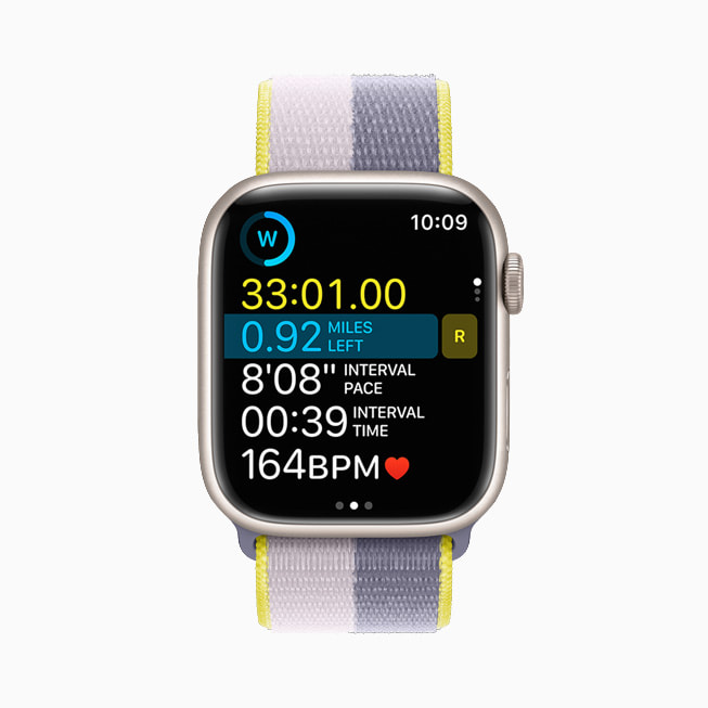Une Apple Watch Series 7 affiche un Entraînement personnalisé.