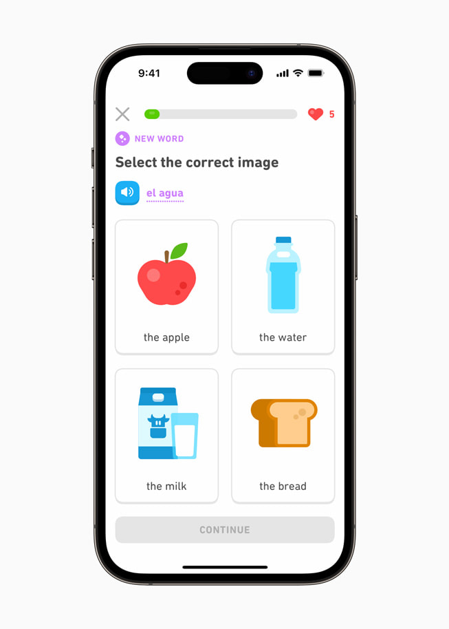 Na displeji iPhonu 14 Pro se zobrazuje aplikace Duolingo.