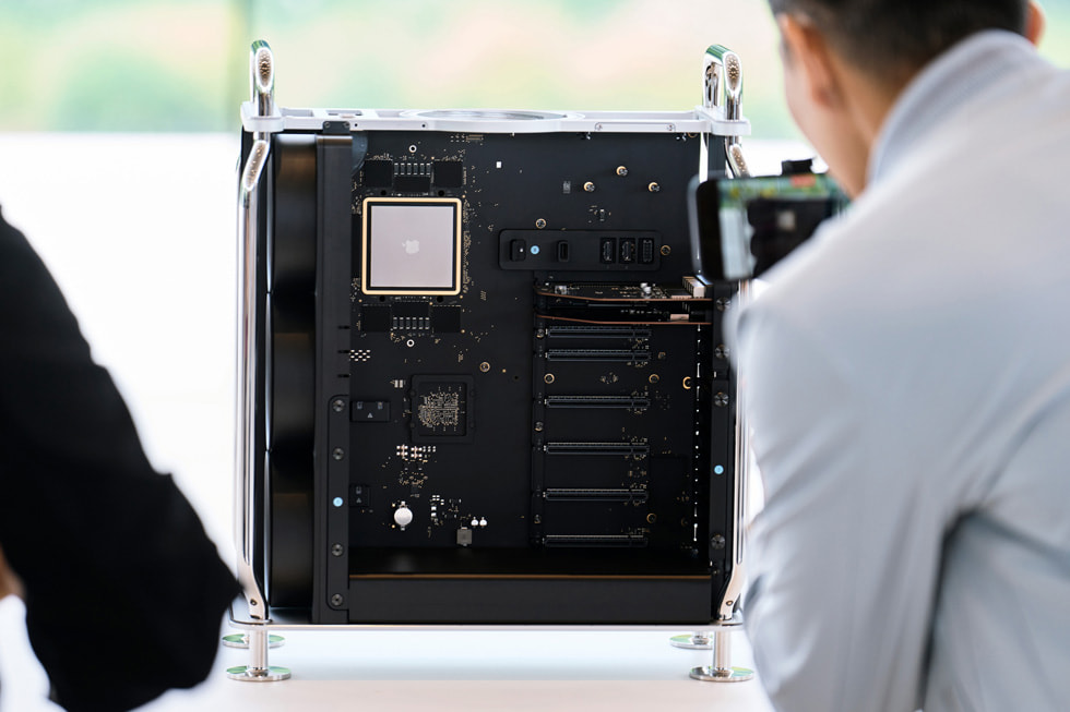 Un participant observe le nouveau Mac Pro doté de la puce M2 Ultra.