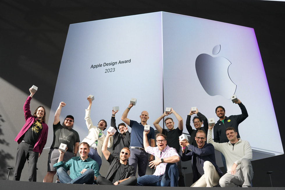 Apple Design Awards-vinnarna poserar för en bild på scenen. 