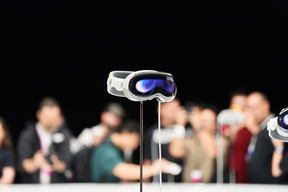 Een close-up van Apple Vision Pro die bij Apple Park opgesteld staat.