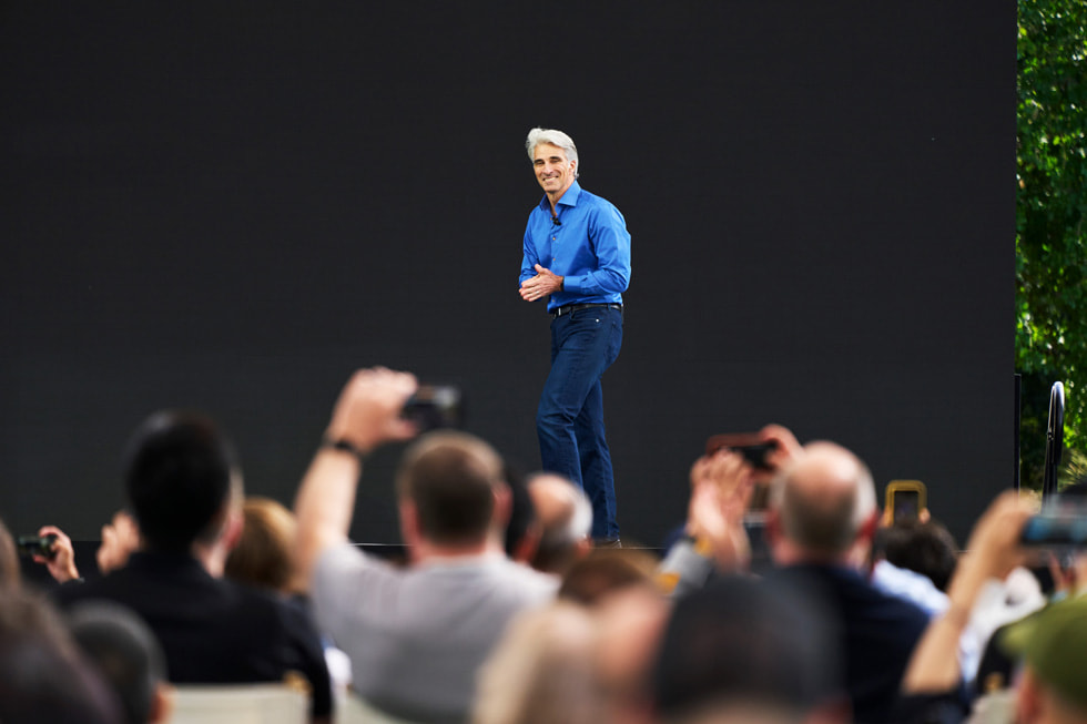 Craig Federighi spricht auf der Bühne der WWDC23 zu den Entwickler:innen.