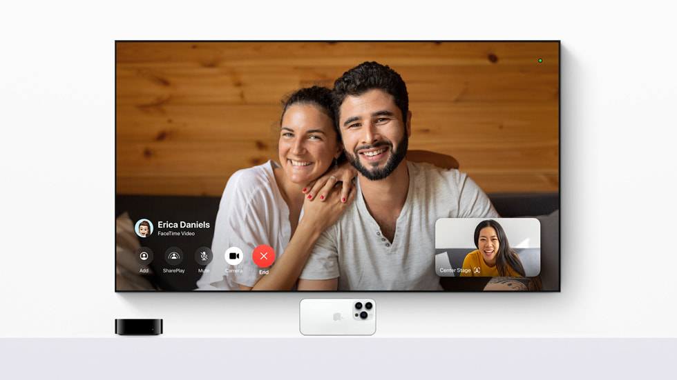 La nouvelle expérience FaceTime est montrée sur l’écran d’une télé avec une Apple TV 4K.