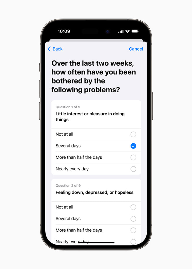 Ett självskattningstest för psykisk ohälsa visas på iPhone 14 Pro.