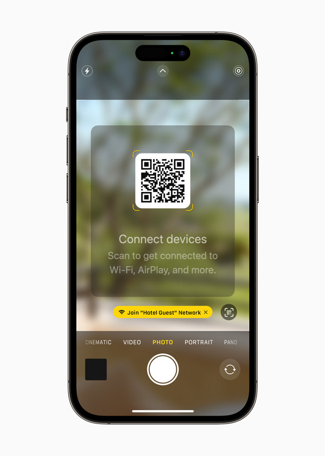 Sur un iPhone 14 Pro, un utilisateur est invité à scanner un QR code pour se connecter au Wi-Fi, à AirPlay, ou à un autre réseau.