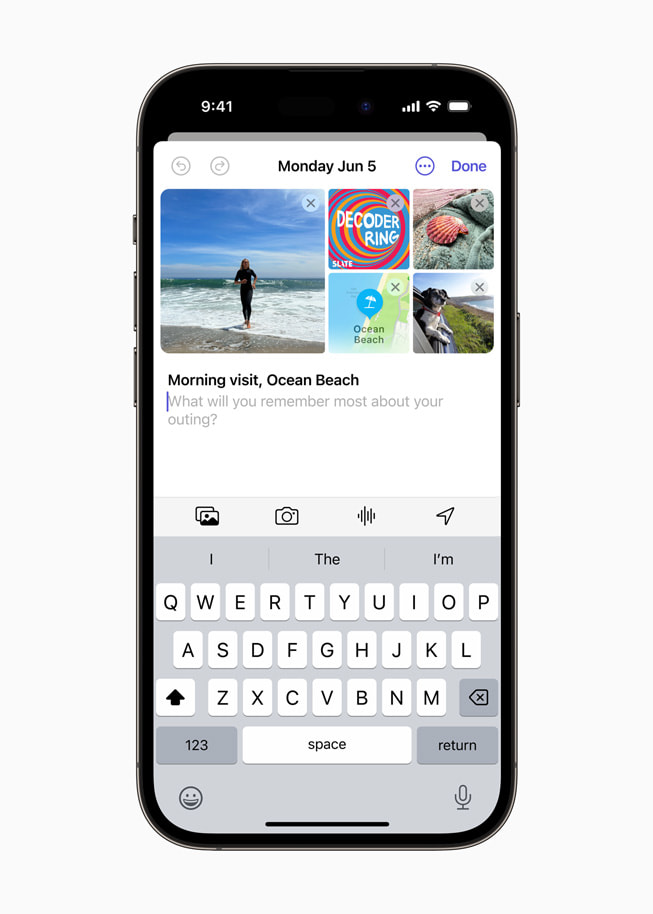En användare gör en dagboksanteckning på iPhone 14 Pro om ett besök på Ocean Beach.