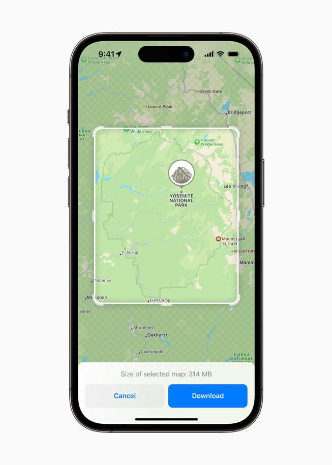 Un utilisateur d’iPhone 14 Pro est invité à télécharger une zone spécifique dans Plans pour accéder à la navigation et à d’autres fonctionnalités hors ligne.