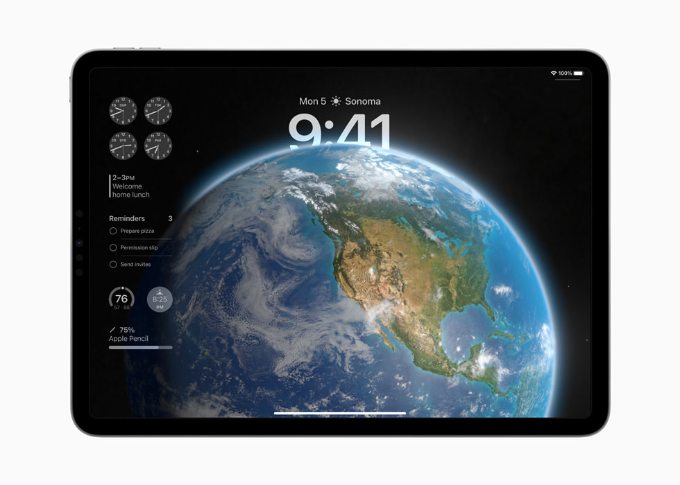 Un iPad Pro dont l’écran verrouillé affiche des widgets interactifs et un fond d’écran représentant la planète Terre. 