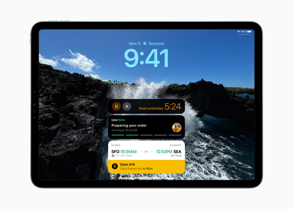 Un iPad Pro muestra Actividades en Vivo, incluyendo un temporizador, un pedido de Uber Eats e información de un vuelo en la pantalla bloqueada.