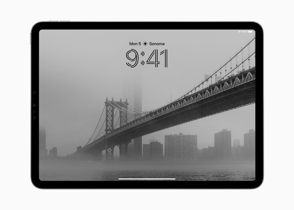 Un iPad Pro con fuentes personalizadas en la pantalla bloqueada.