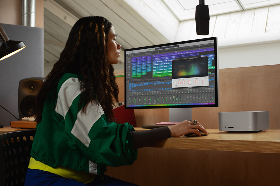 Um usuário da Apple trabalhando com o M2 Ultra no Mac Studio é mostrado pelo lado.