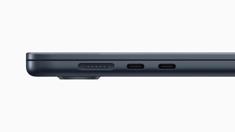 Un primer plano del puerto MagSafe en la nueva MacBook Air de 15 pulgadas a medianoche.