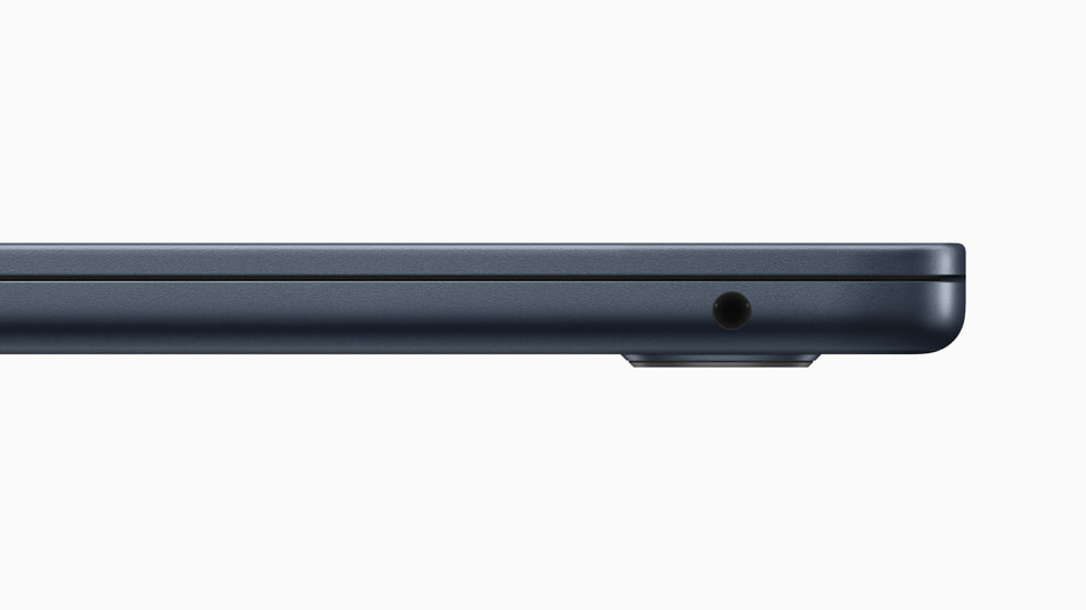 Entrada para fones de ouvido no novo MacBook Air de 15 polegadas na cor meia-noite.