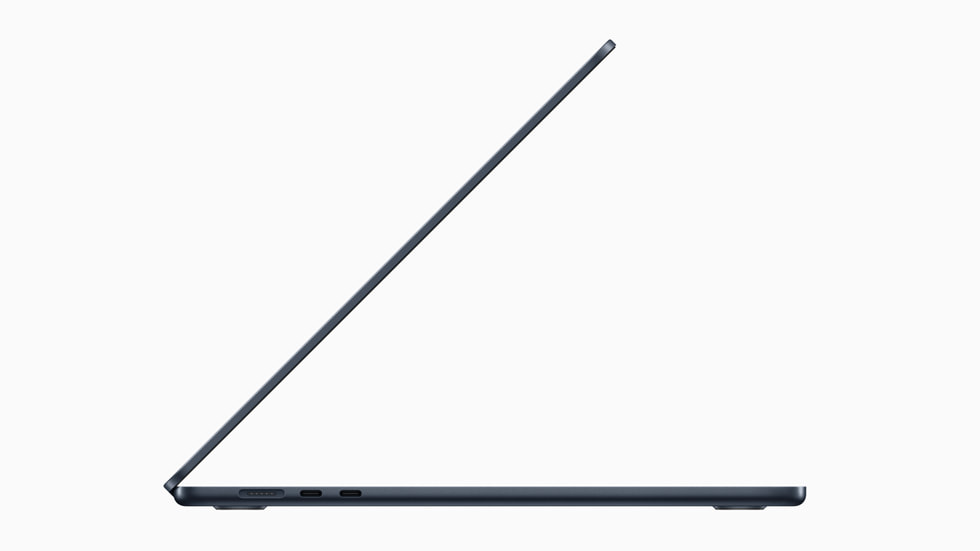 Zijaanzicht van de nieuwe 15-inch MacBook Air in middernacht.